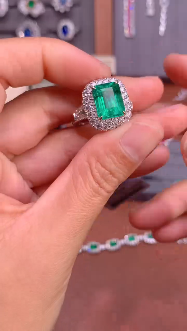 【闪购商品】祖母绿戒指18K金镶嵌4.61CT