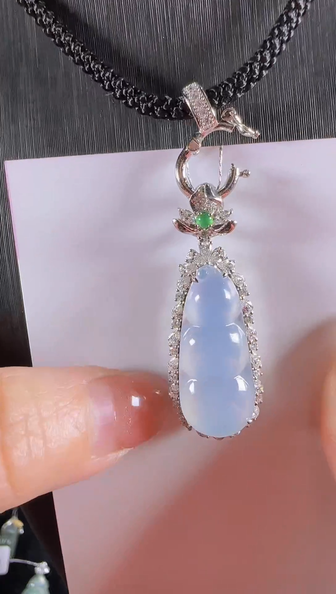 【闪购商品】翡翠吊坠(不含链)18K金镶嵌冰淡紫底福豆