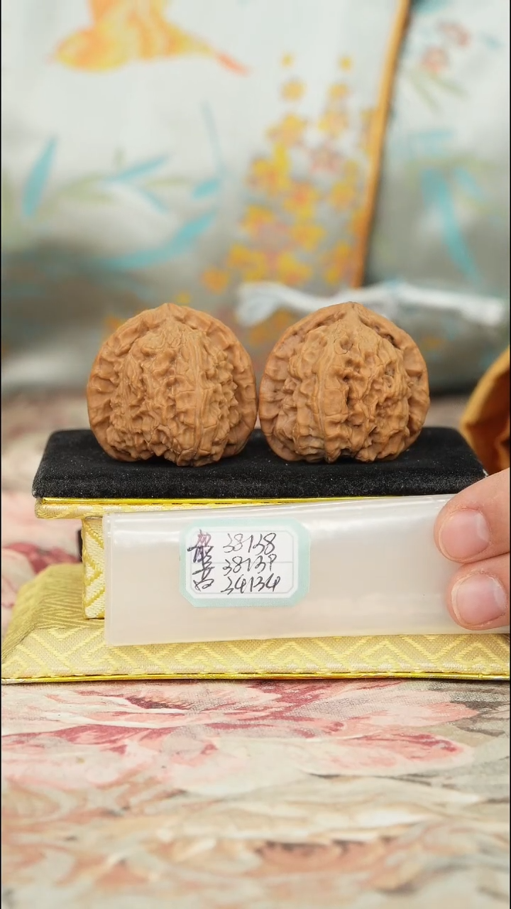 【闪购商品】文玩核桃把件白狮子