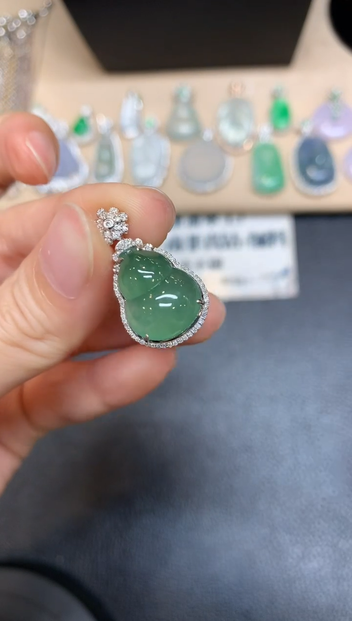 【闪购商品】翡翠颈饰18K金镶嵌葫芦【无服务费