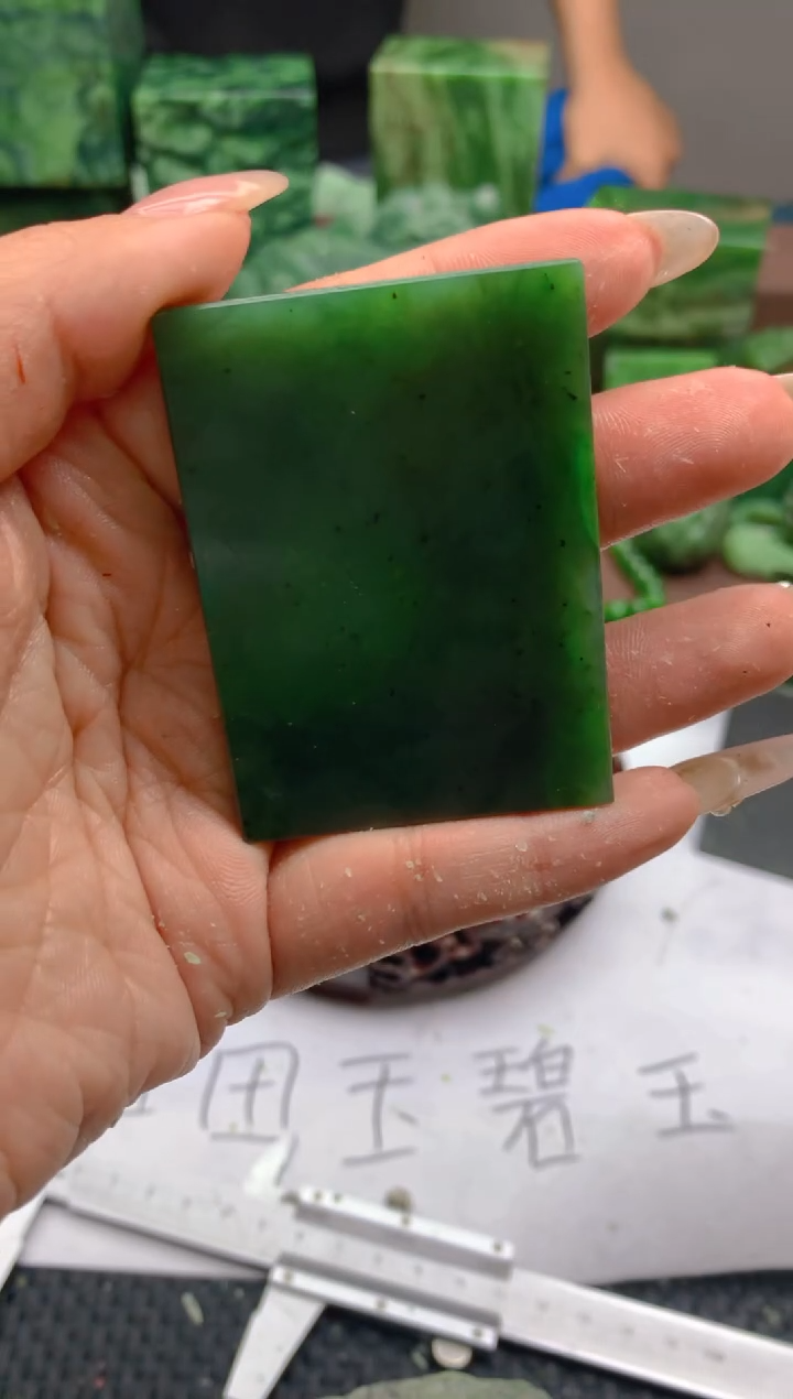 和田玉（碧玉）未镶嵌颈饰1