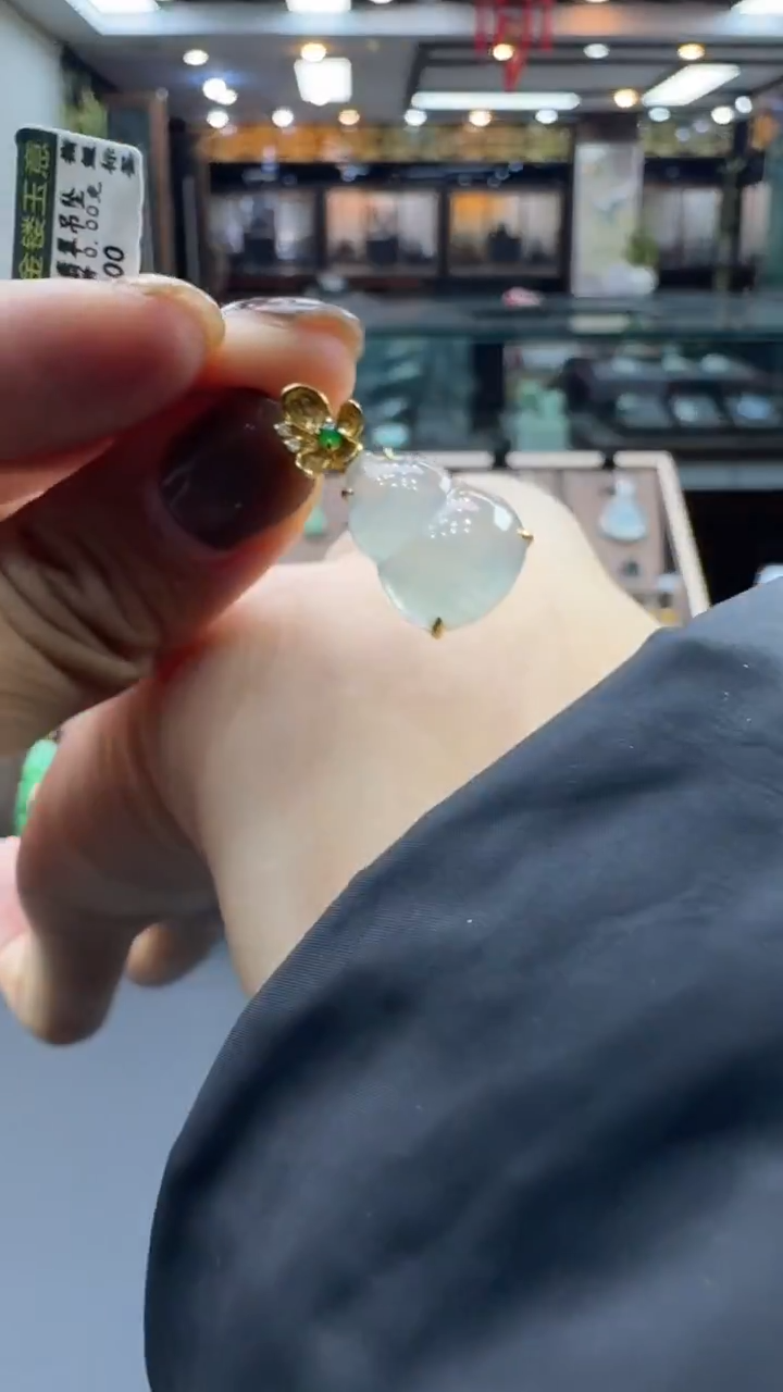 颈饰18K金镶嵌翡翠葫芦