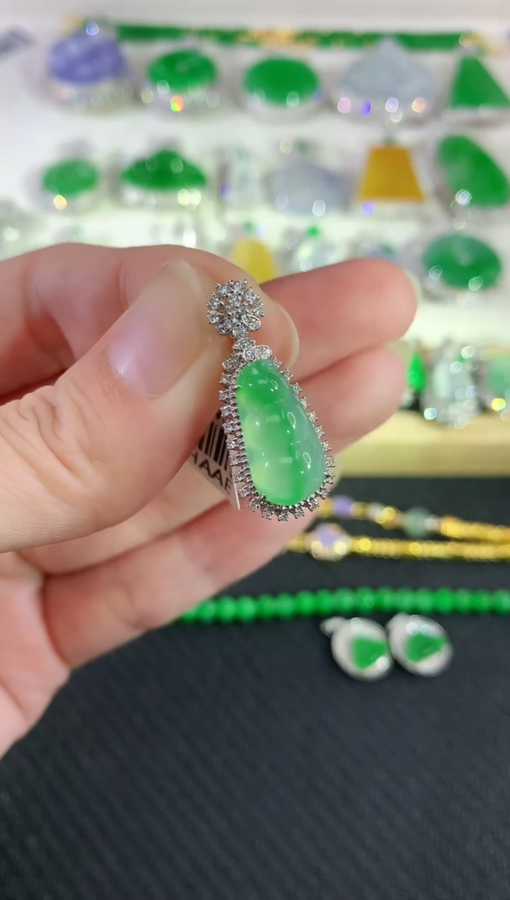 吊坠(不含链)18K金镶嵌翡翠豆子|7800