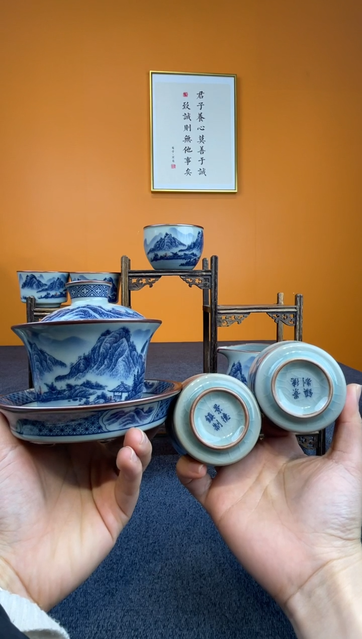 默**。釉里红盖碗+1主人+4客杯