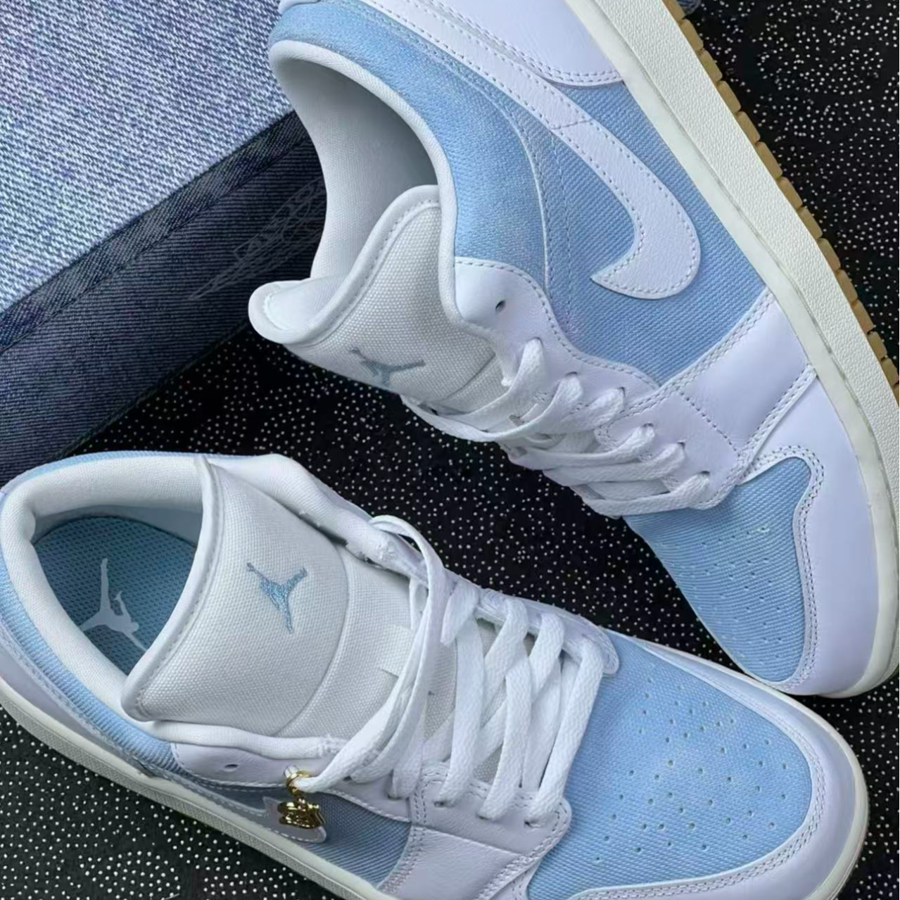 NIKE/耐克正品 AJ1男女低帮白蓝百搭休闲板鞋流光风HQ2004-400