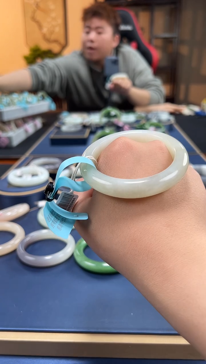 【闪购商品】和田玉手镯未镶嵌晴水