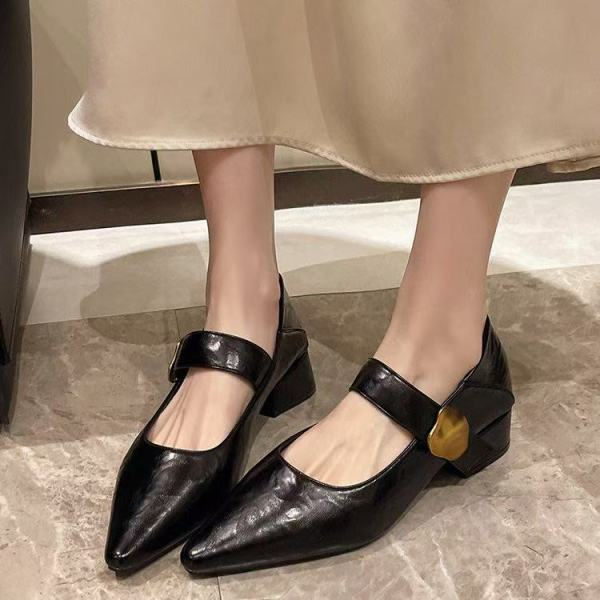 2025新款厚底尖头一字带浅口小单鞋821