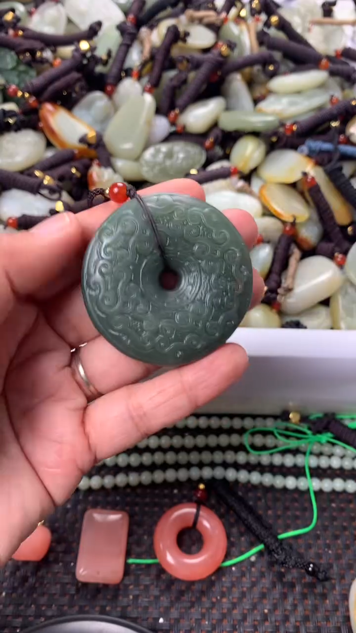 【闪购商品】和田玉颈饰未镶嵌多样性发货没有证书，拍一发一.有瑕