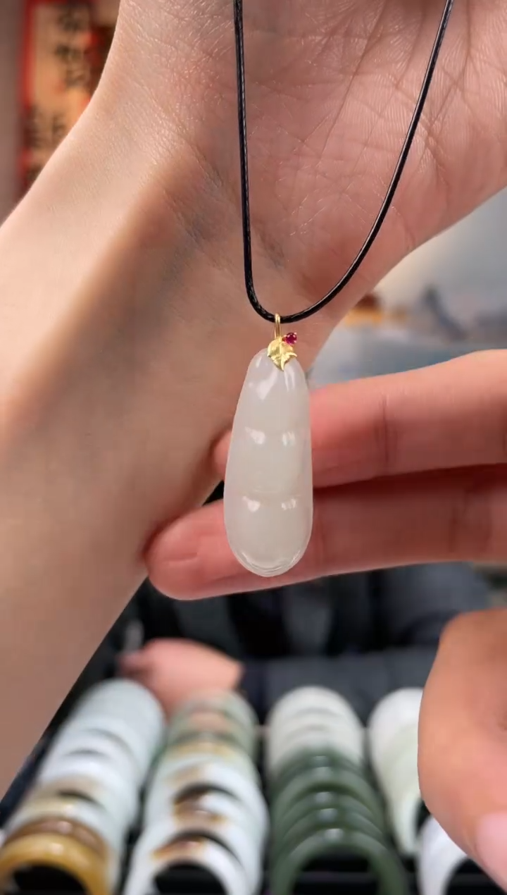 【闪购商品】和田玉颈饰18K金镶嵌福豆吊坠一件