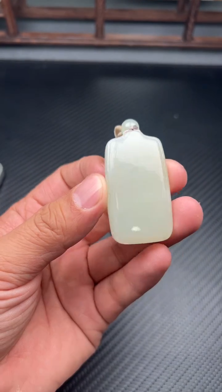 吊坠(赠链)未镶嵌和田玉且末微色差近矿吊坠