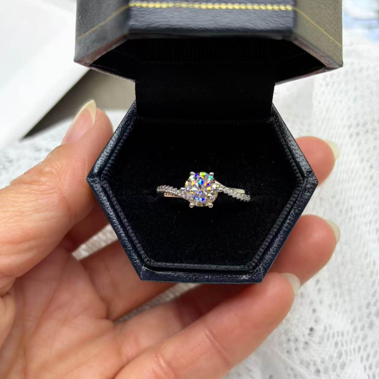 925银莫桑石戒指 扭臂微镶求婚结婚闭口戒指