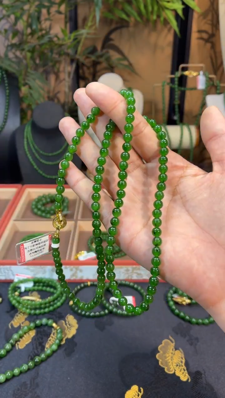 颈饰未镶嵌和田玉（碧玉）我***学6冰阳绿有黑点毛衣链