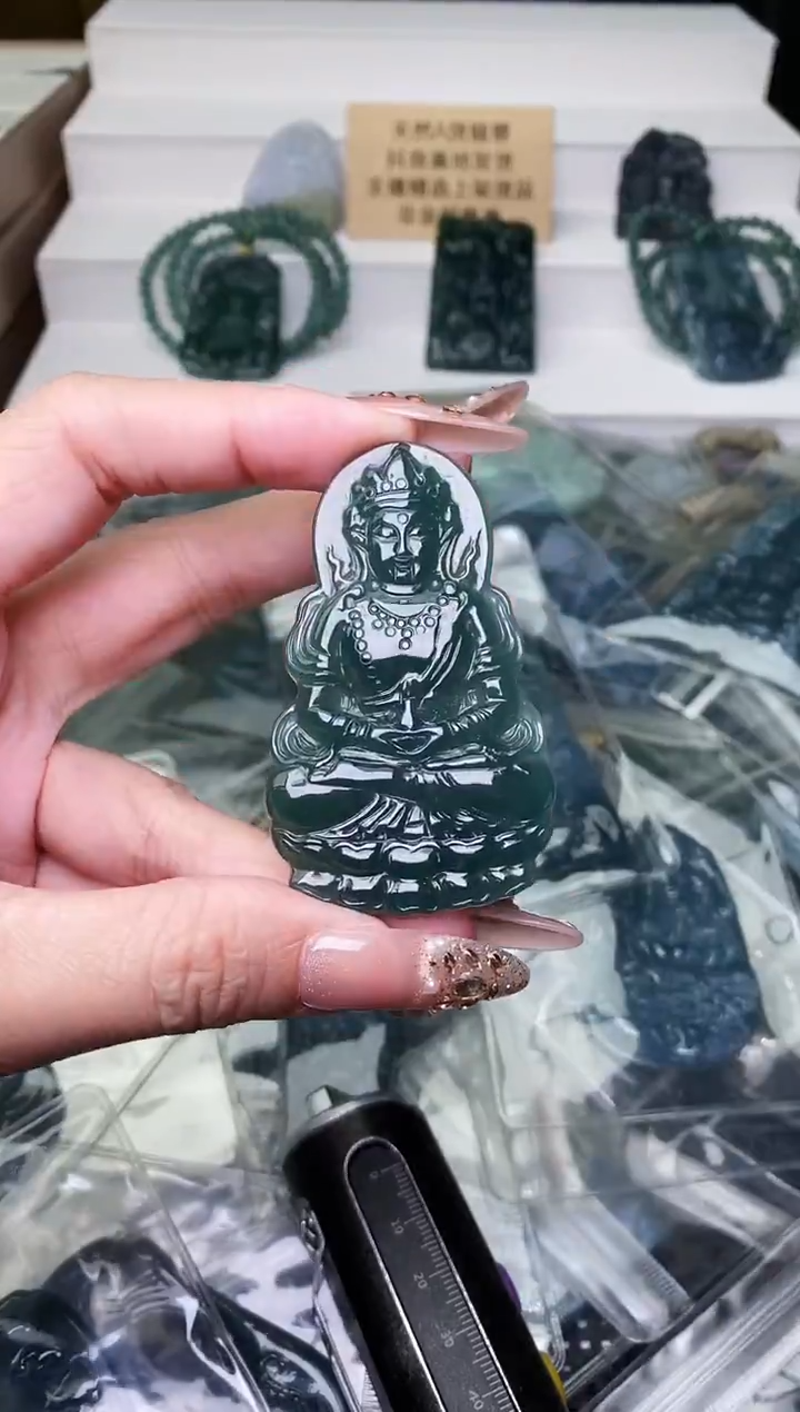 颈饰未镶嵌翡翠 