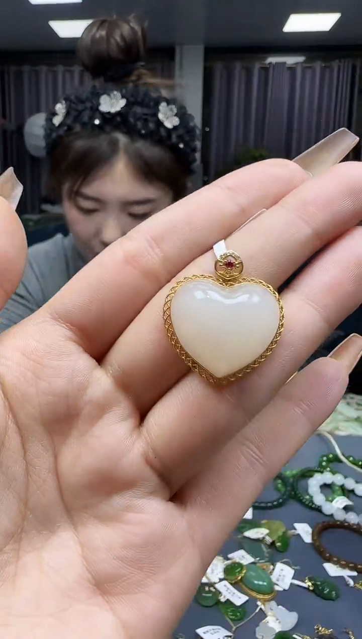 【闪购商品】和田玉挂件18K金镶嵌1
