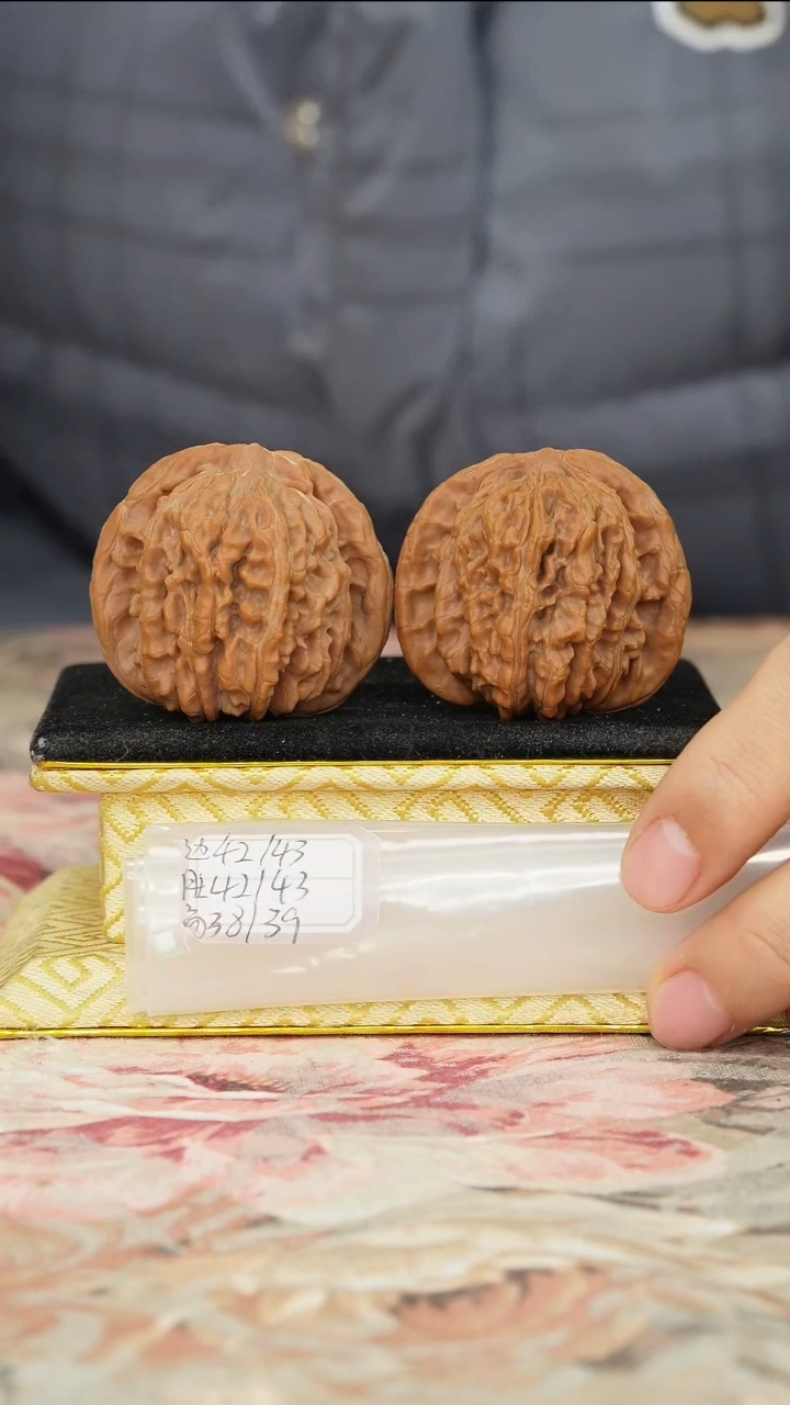 【闪购商品】文玩核桃把件一代楼