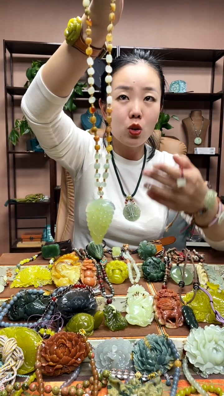 未镶嵌岫玉颈饰·