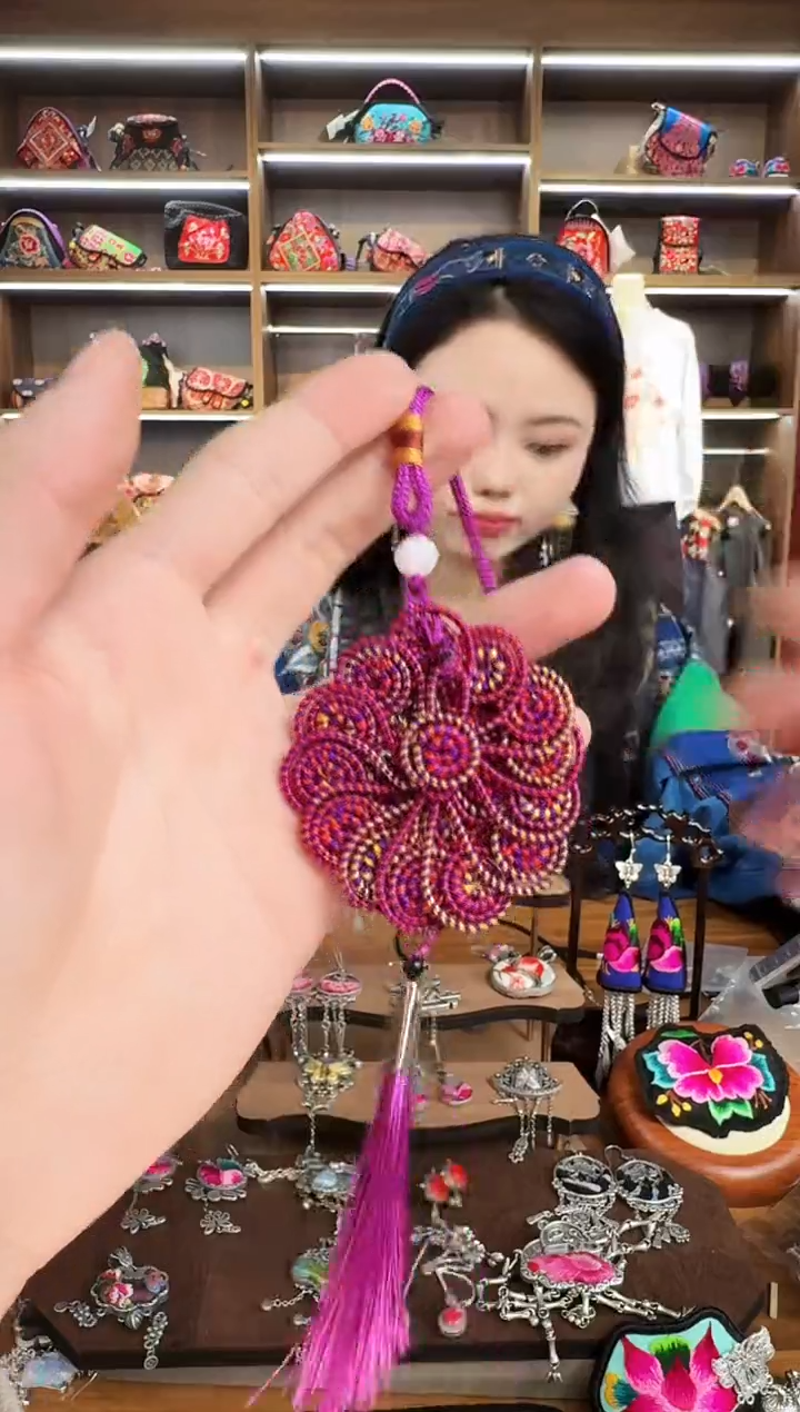 【闪购商品】织绣A46蒙阿苏苗绣传承