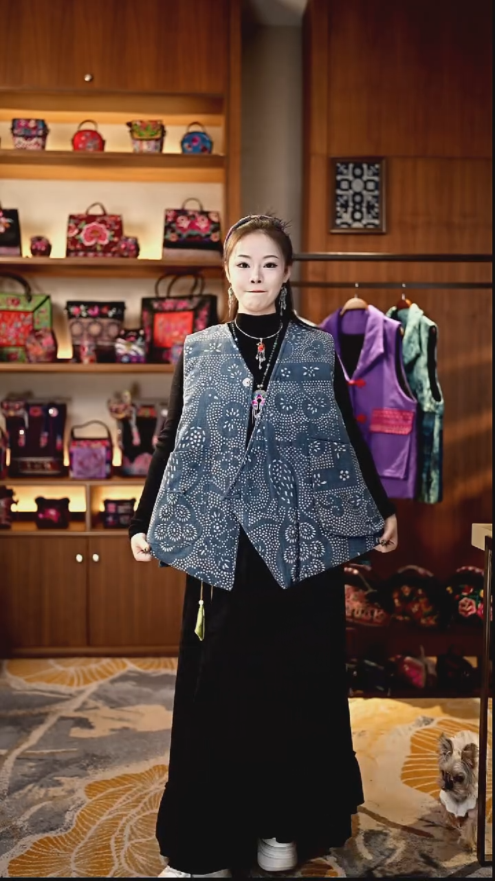 刺绣私人定制苗族手工衣服Z9714