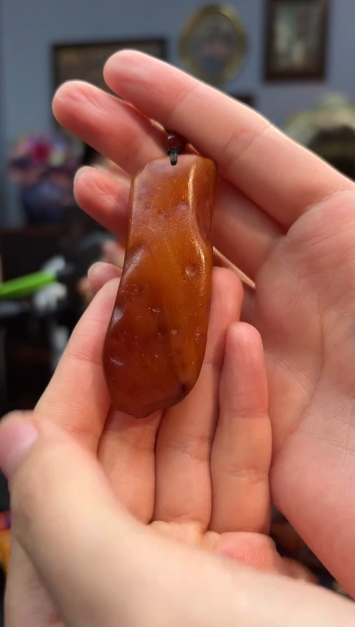 琥珀颈饰未镶嵌手把件