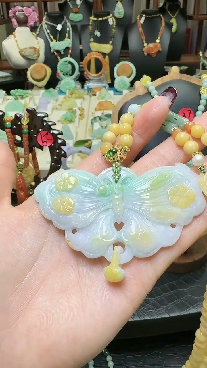 【闪购商品】翡翠颈饰18K金镶嵌特色黄加绿蝴蝶