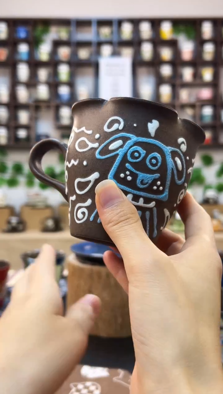 手工手绘高温釉下彩花口茶杯