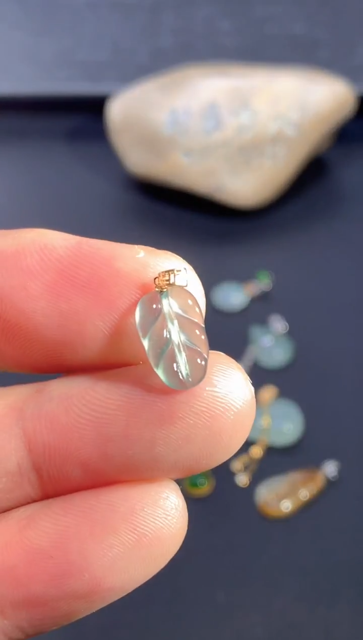 颈饰18K金镶嵌翡翠        