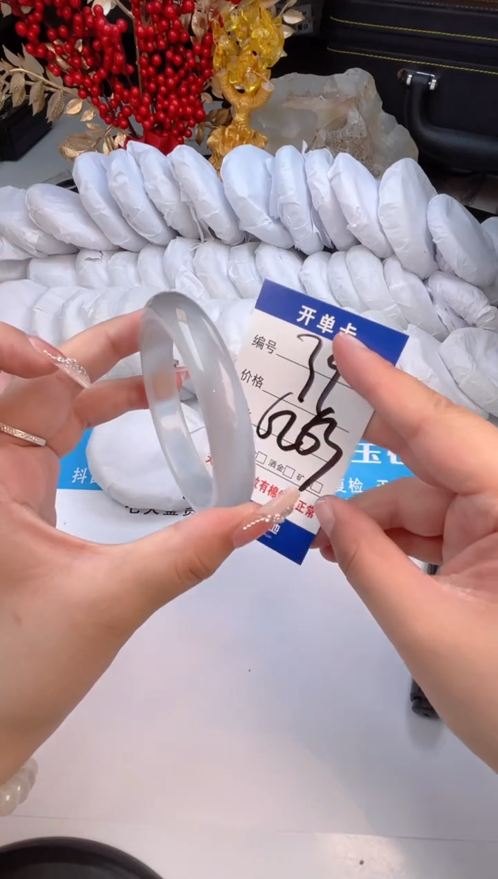 【闪购商品】石英质玉手镯未镶嵌冰蓝-62+