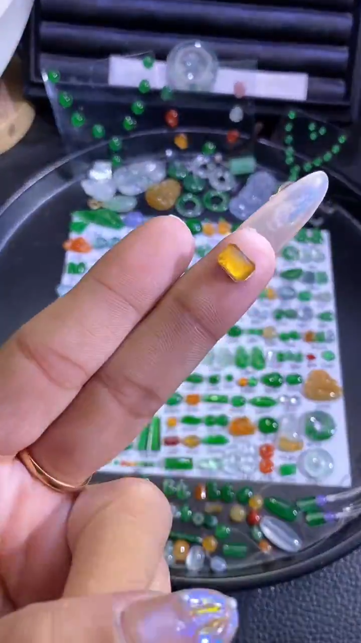 未镶嵌挂件翡翠蛋面