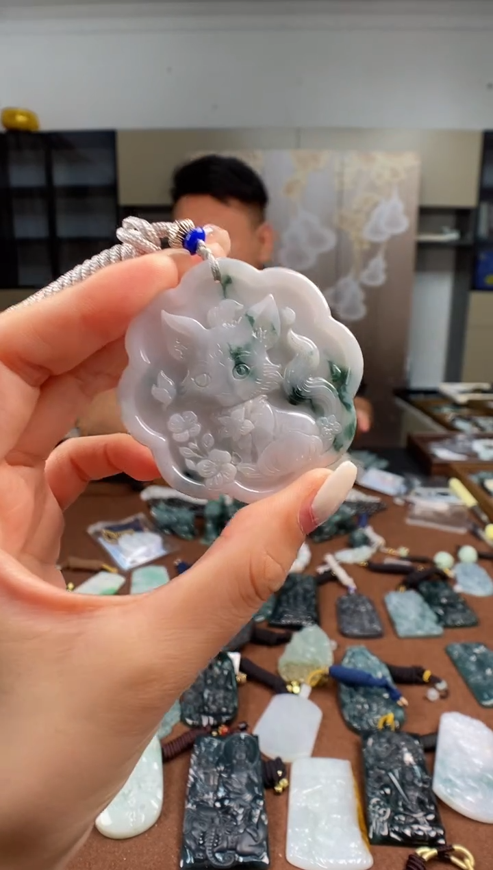 颈饰未镶嵌翡翠  多样性发其一