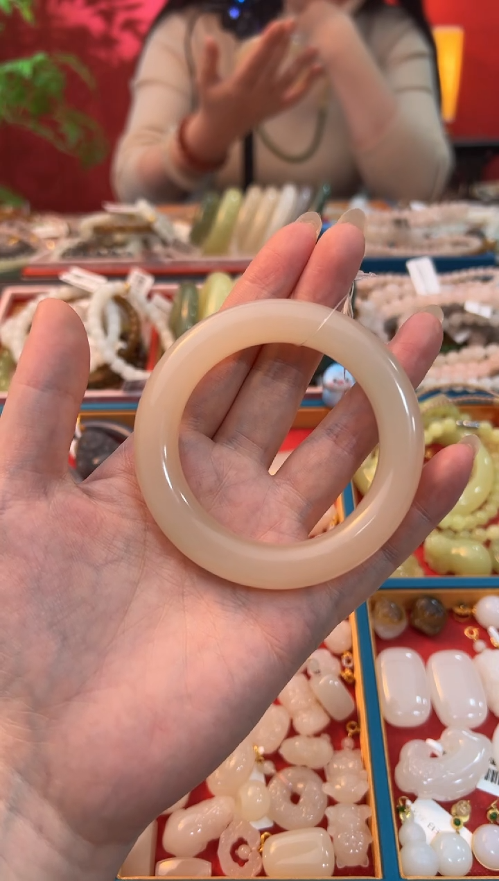 【闪购商品】和田玉手镯未镶嵌红藕粉圆条手镯54圈口