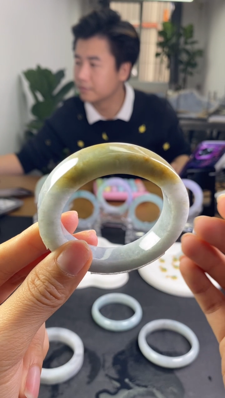 【闪购商品】定制翡翠贵妃未镶嵌翡翠手镯