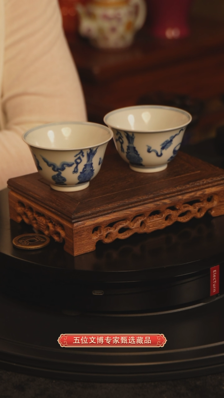 铜清乾隆青花博古纹赏杯一对