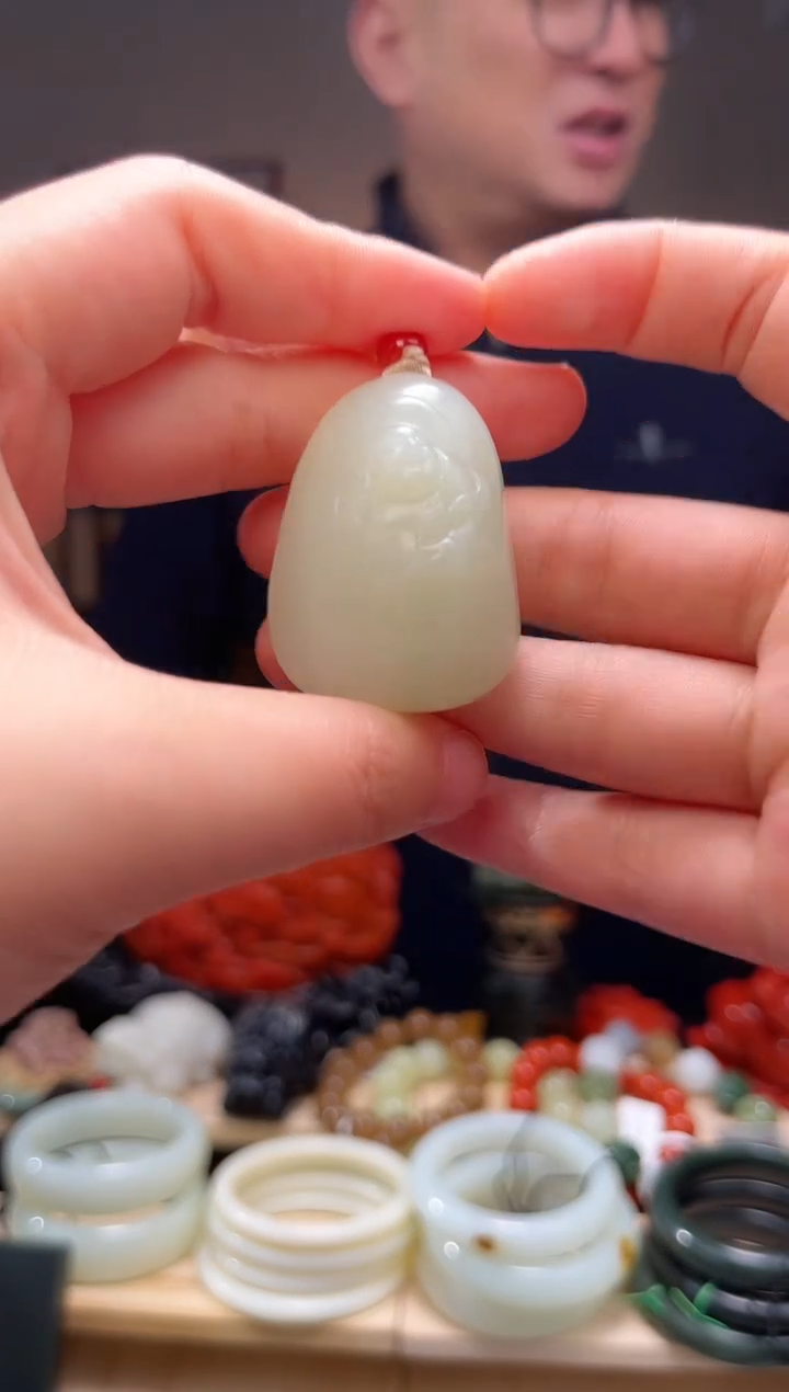 颈饰未镶嵌和田玉吊坠