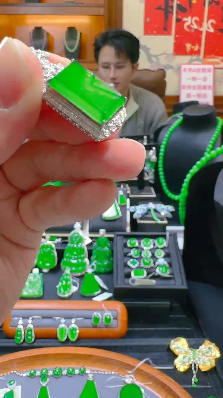 【闪购商品】翡翠吊坠(赠链)18K金镶嵌天然A货翡翠