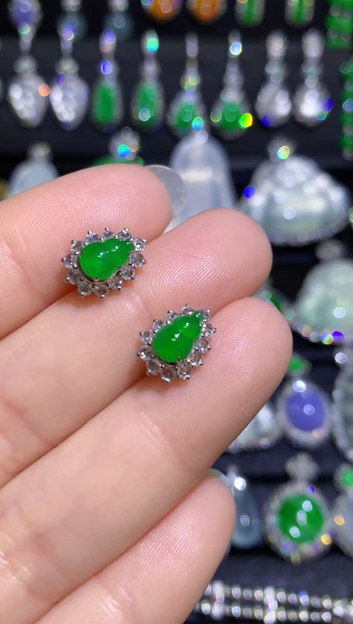 【闪购商品】翡翠耳饰18K金镶嵌高冰满绿葫芦耳钉 