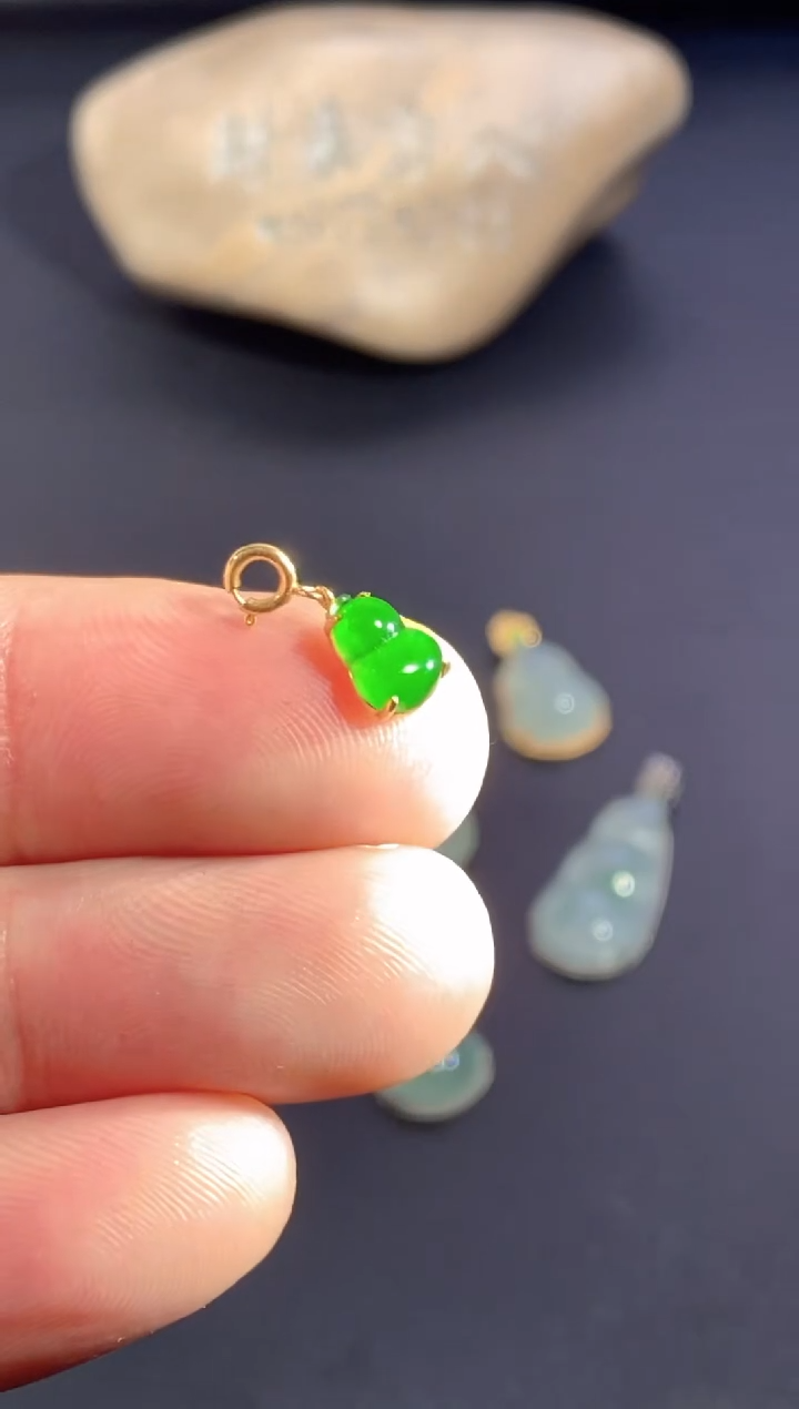 颈饰18K金镶嵌翡翠        