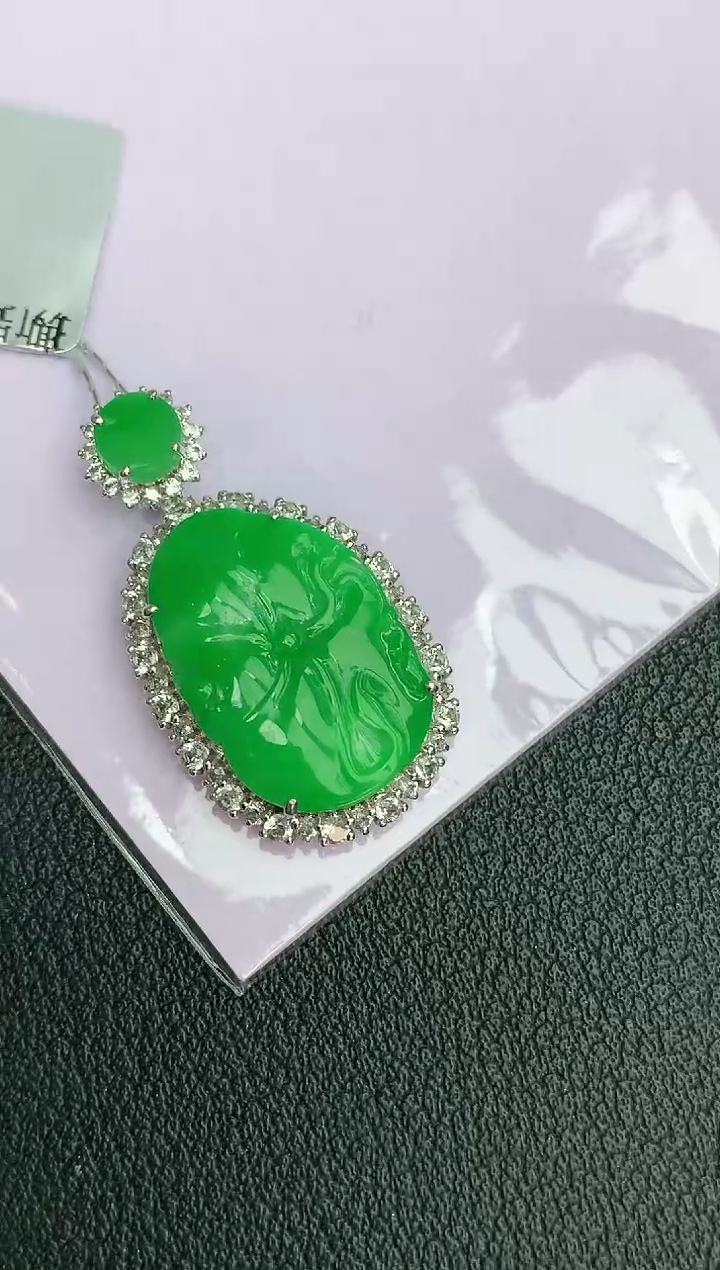 颈饰18K金镶嵌翡翠赠礼盒证书 麦麦