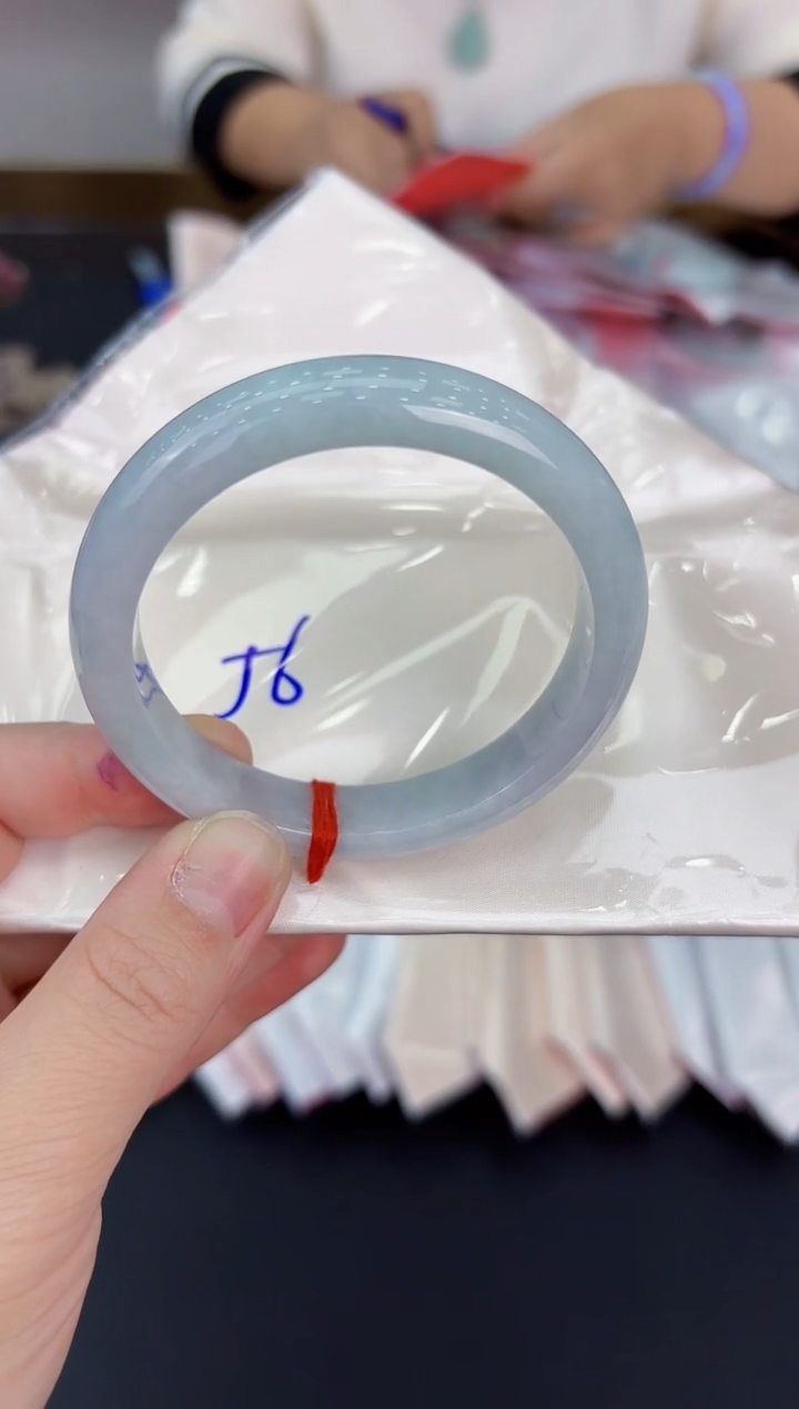 翡翠手镯未镶嵌翡翠手镯