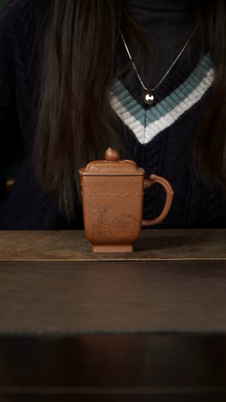 茶杯紫砂杯研所 | 寿桃樽 瑞鹿老段泥 220cc 精品手工紫砂盖杯 