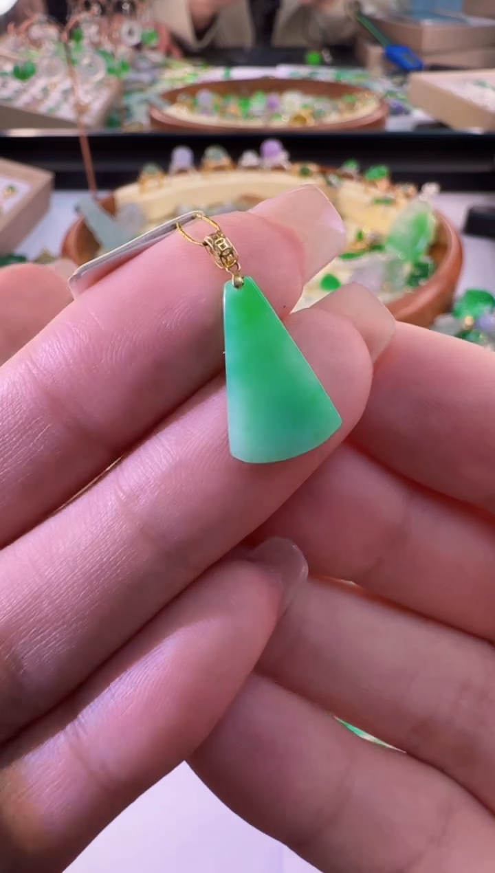 【闪购商品】翡翠颈饰18K金镶嵌缅甸翡翠A货挂件