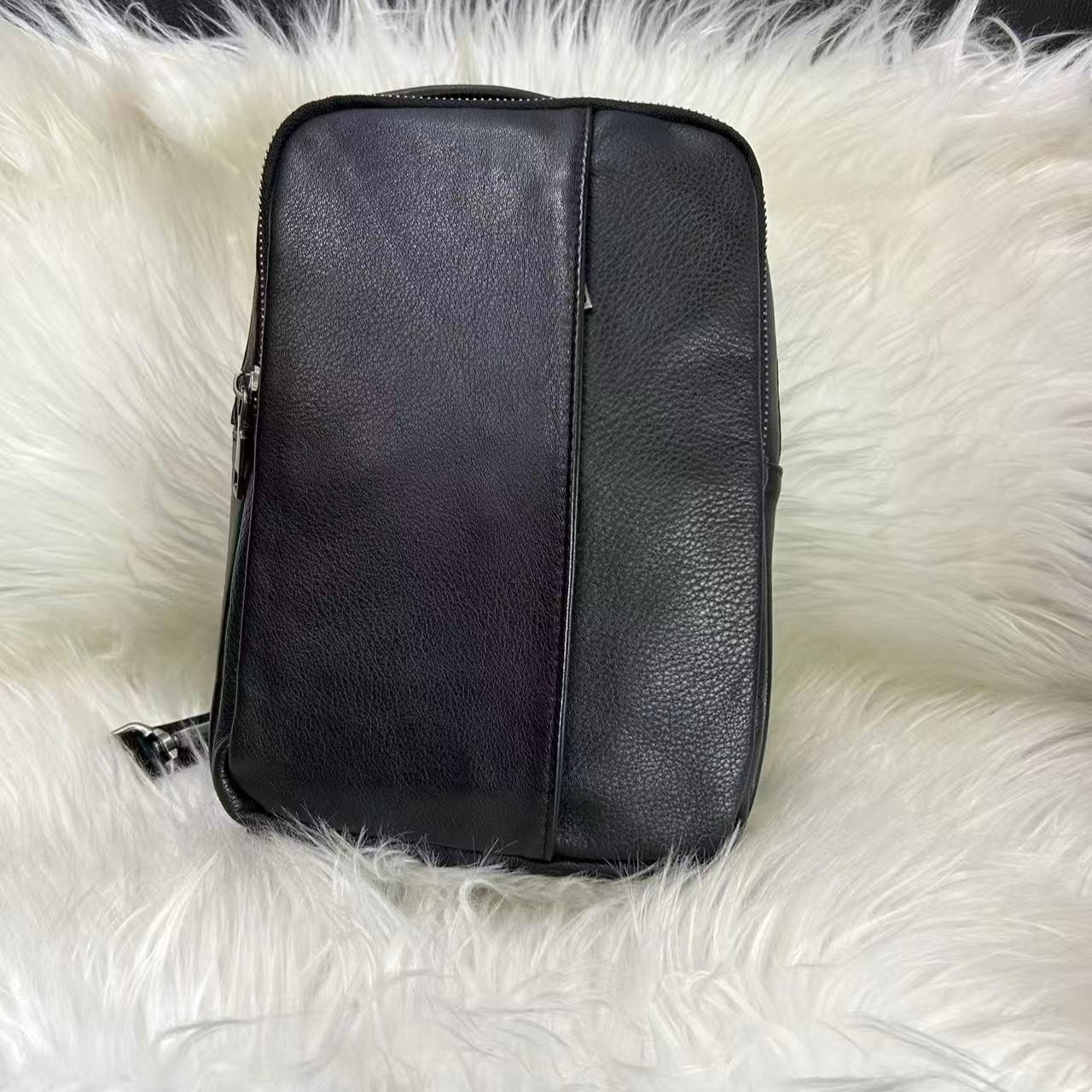 真皮男包工厂经典小胎牛皮胸包