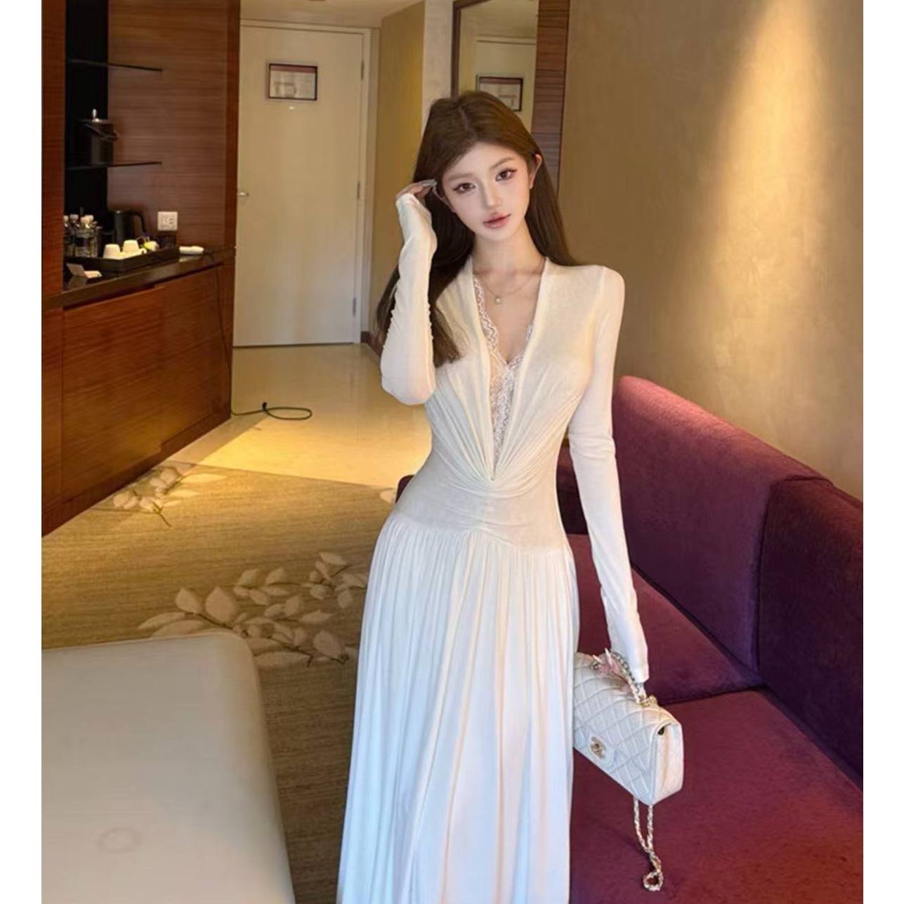 法式蕾丝V领长袖连衣裙女早秋季性感纯欲气质收腰显瘦长裙子