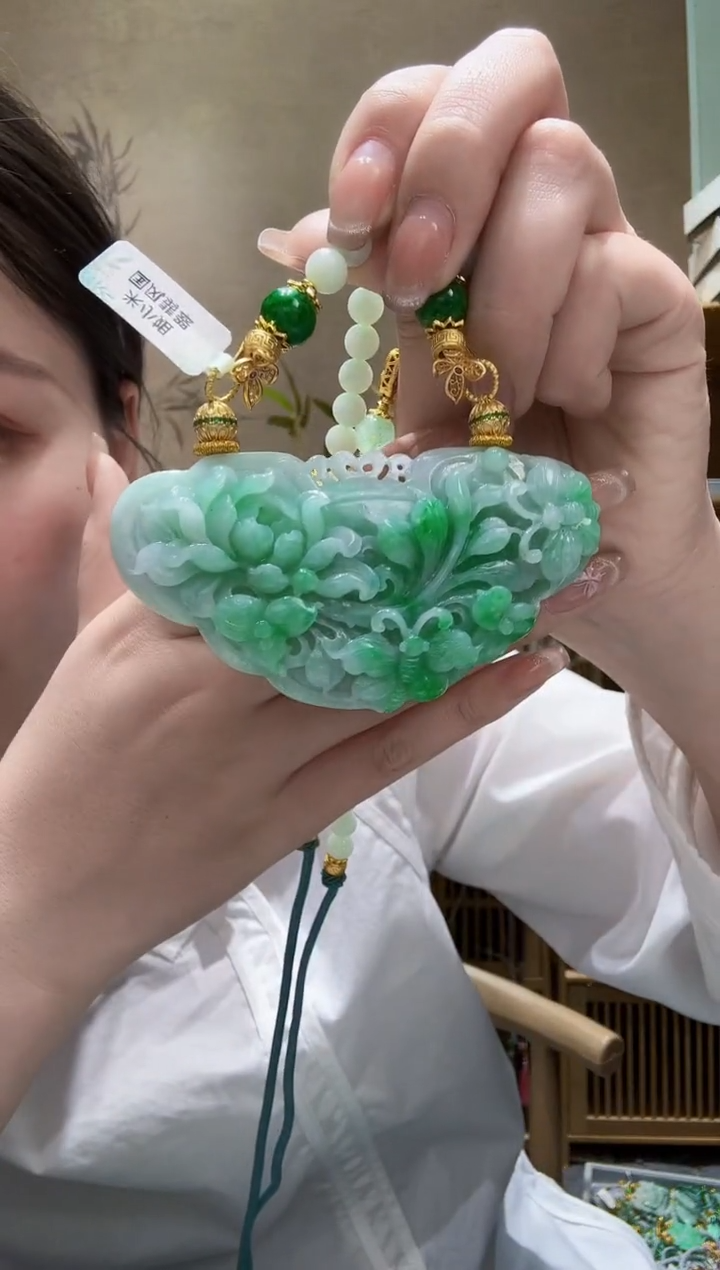 翡翠未镶嵌颈饰吊坠
