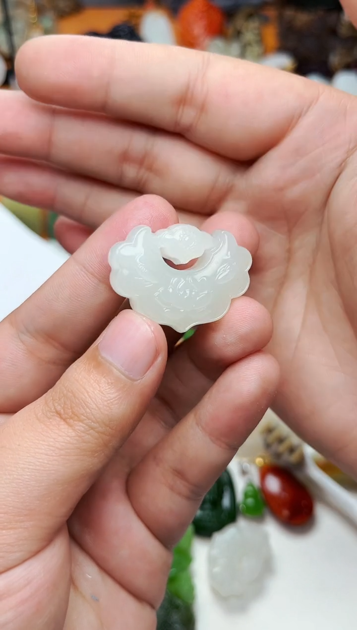 【闪购商品】和田玉颈饰未镶嵌如意锁01