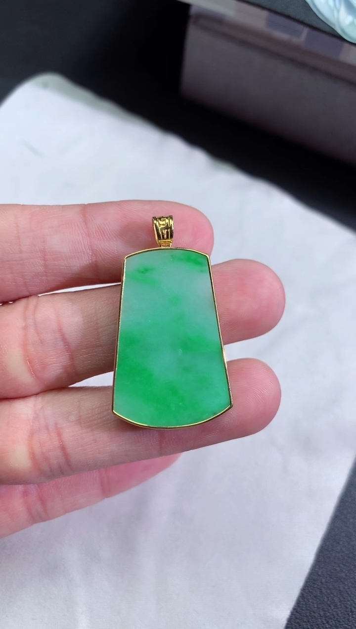翡翠18K金镶嵌颈饰无事牌