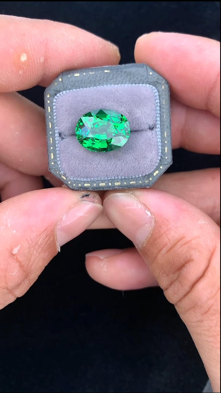 石榴石（沙弗莱）裸石未镶嵌8.53克拉