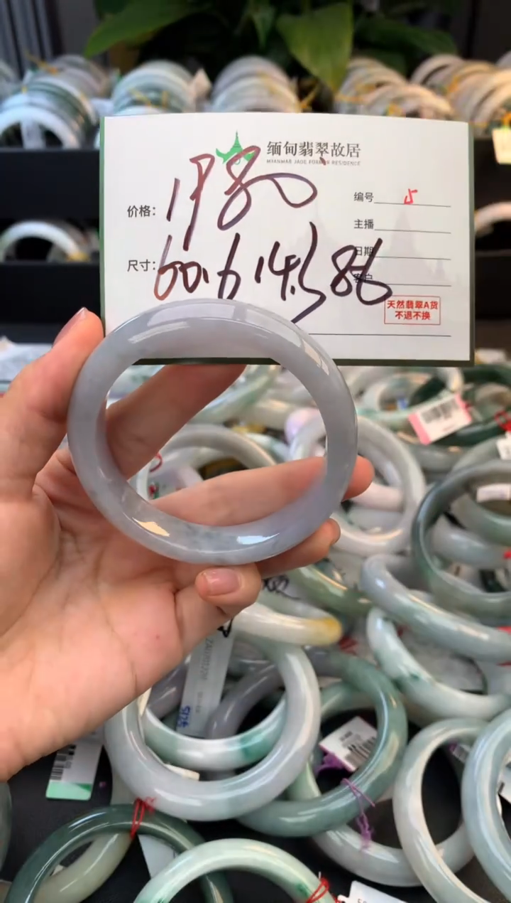 未镶嵌定制翡翠毛货需精细抛光+多人