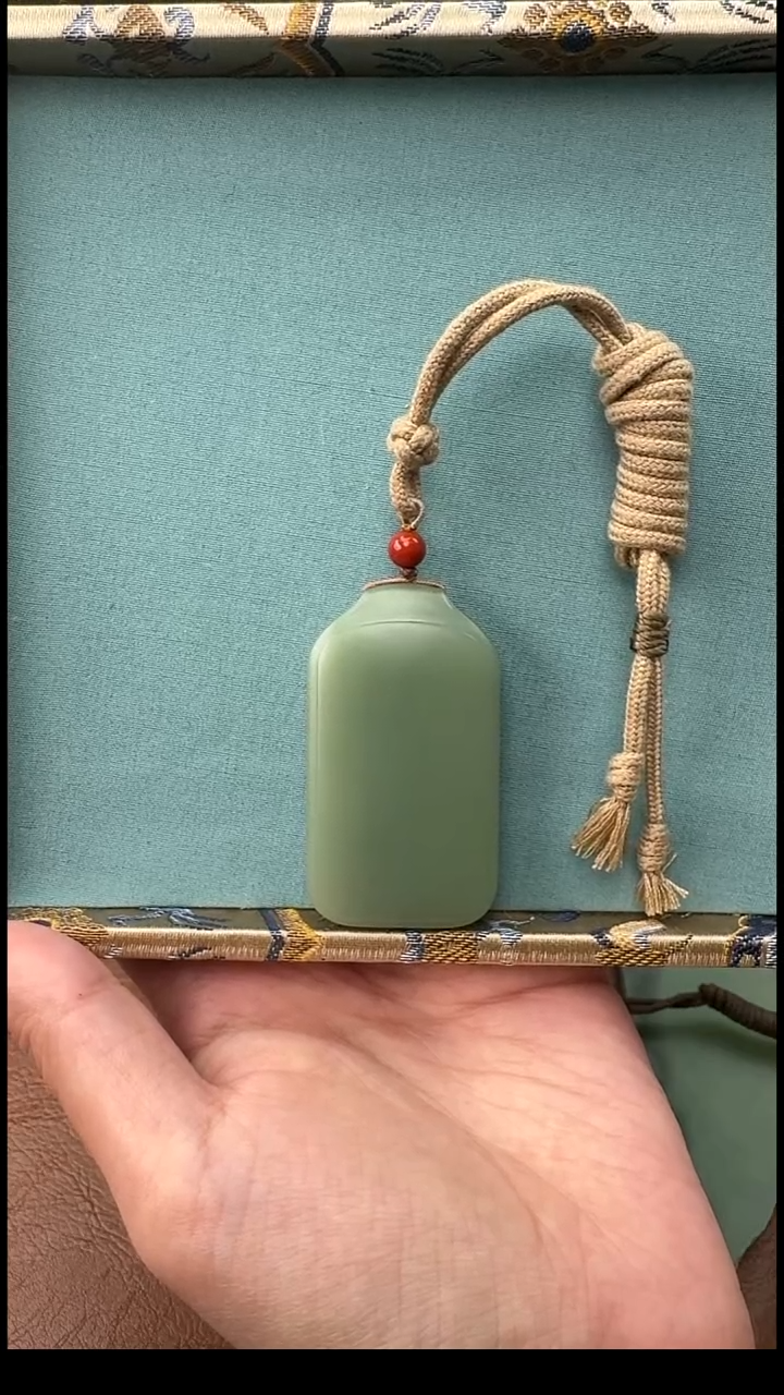 颈饰未镶嵌和田玉（青玉）俄料夹层料平安牌