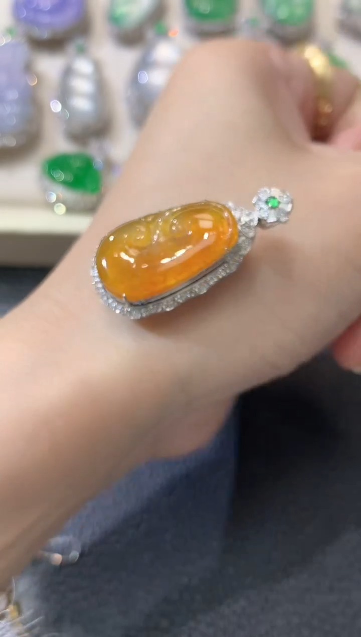 【闪购商品】翡翠吊坠(不含链)18K金镶嵌C18