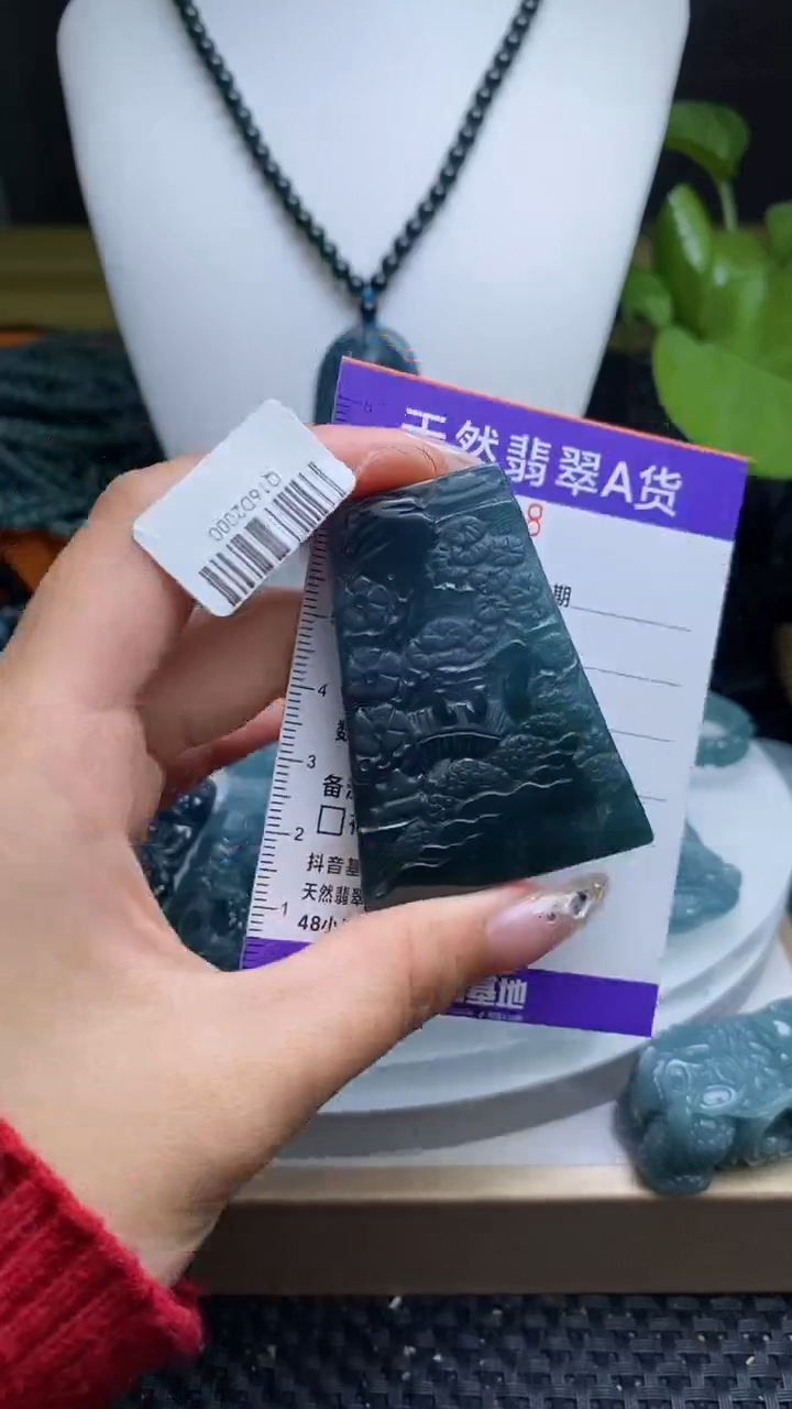 翡翠未镶嵌颈饰         